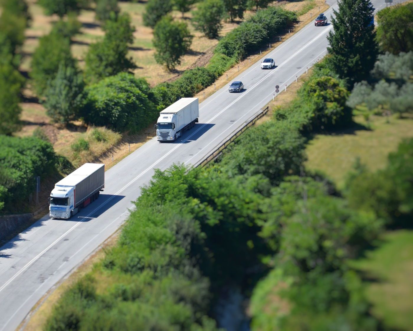 Camiões de mercadorias em viagem numa estrada