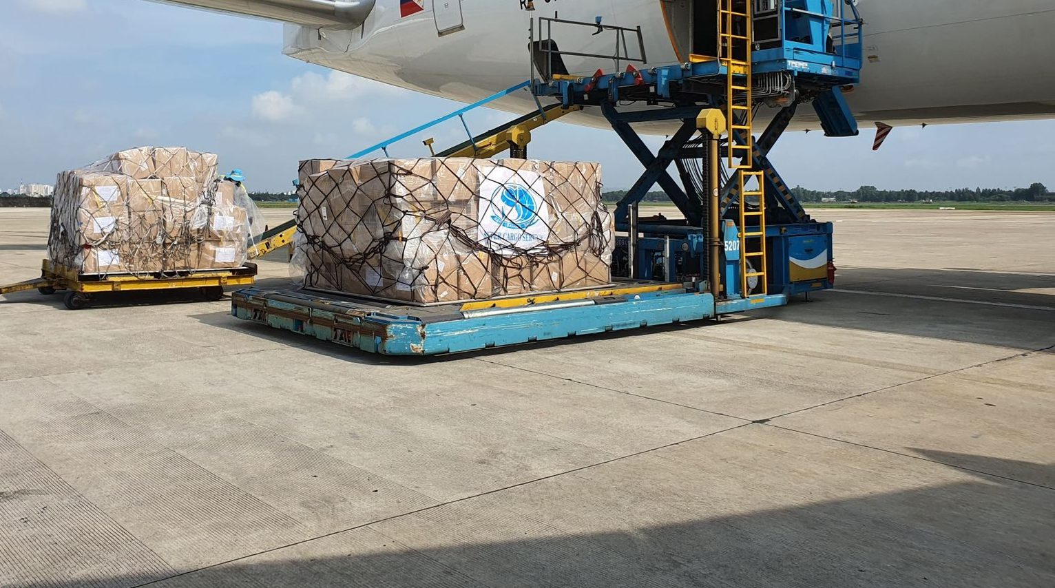 Paletes de mercadoria a entrar no porão de um avião de carga