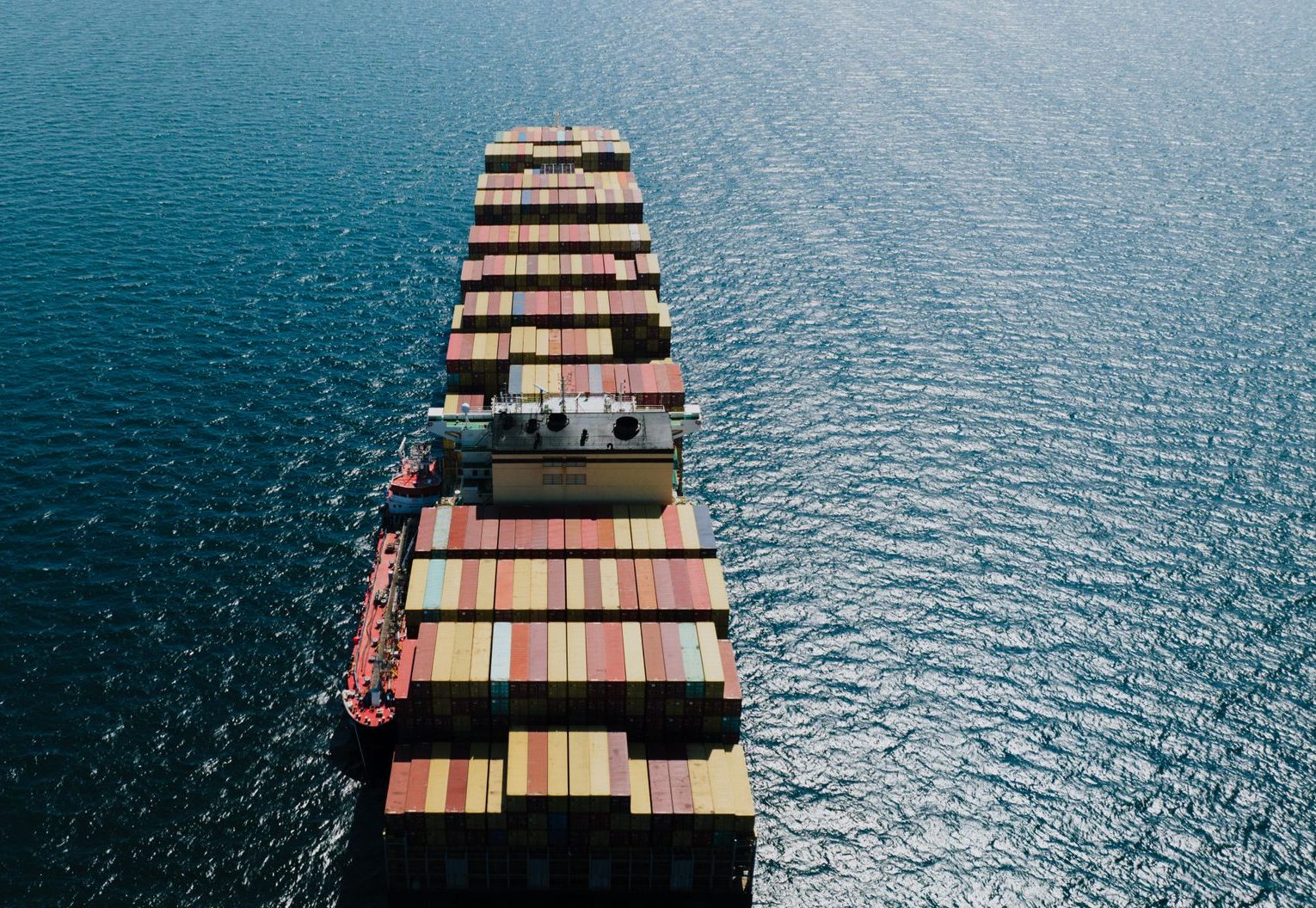 Navio porta-contentores em viagem no alto mar